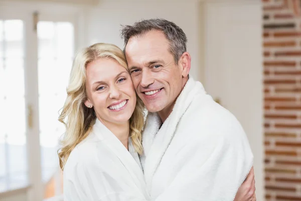 Schattig paar knuffelen in badjassen — Stockfoto