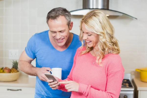 Nettes Paar schaut aufs Smartphone — Stockfoto