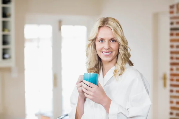 Mulher bonita tomando uma xícara de café — Fotografia de Stock