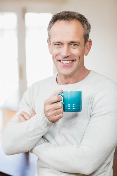 Bonito homem tomando uma xícara de café — Fotografia de Stock