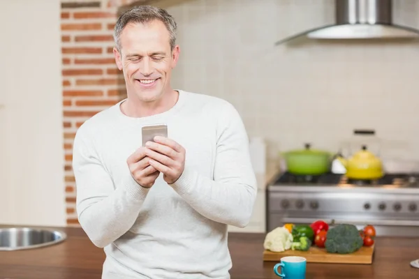 Bonito homem olhando para smartphone — Fotografia de Stock