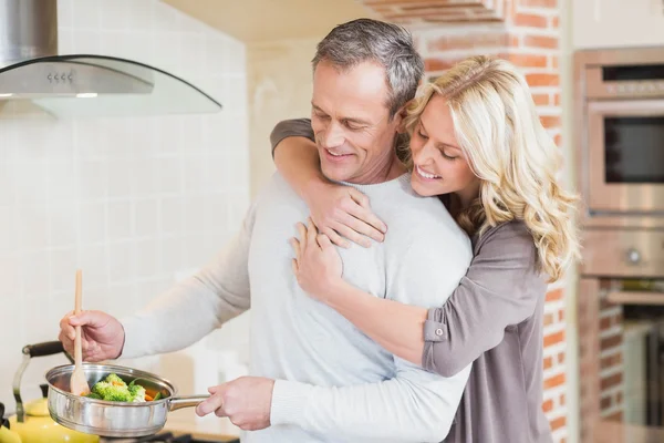 Niedliches Paar kocht — Stockfoto