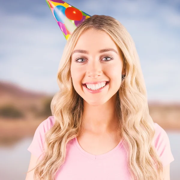 Femme avec chapeau de fête contre le lac — Photo