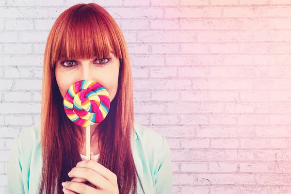 Mujer hipster con una piruleta —  Fotos de Stock