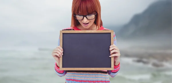 Hipster donna in possesso di lavagna — Foto Stock