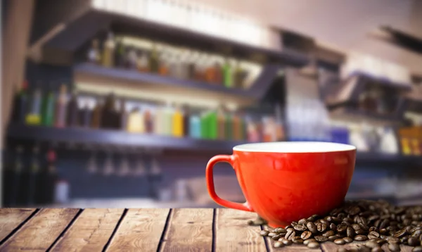 Prateleiras contra grãos de café e xícara — Fotografia de Stock