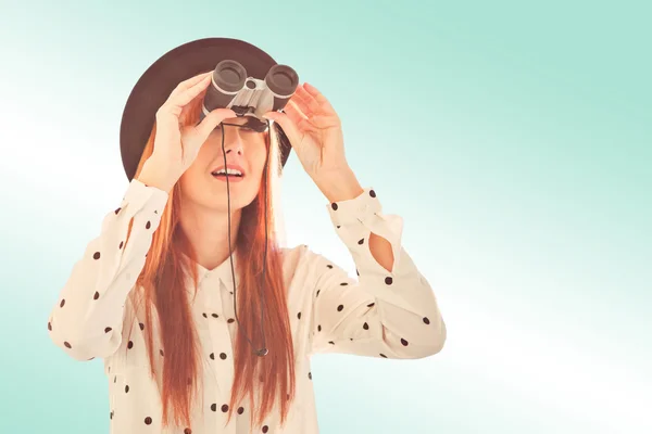 Hipster woman using binoculars — Stock Photo, Image