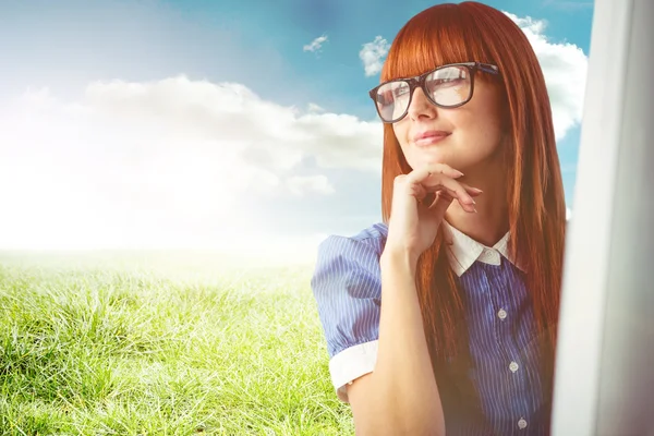 Sorrindo hipster mulher pensando — Fotografia de Stock