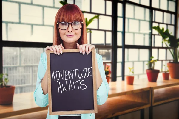 Hipster-Frau mit Tafel — Stockfoto