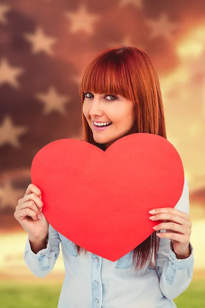 Hipster kvinnan bakom ett rött hjärta — Stockfoto