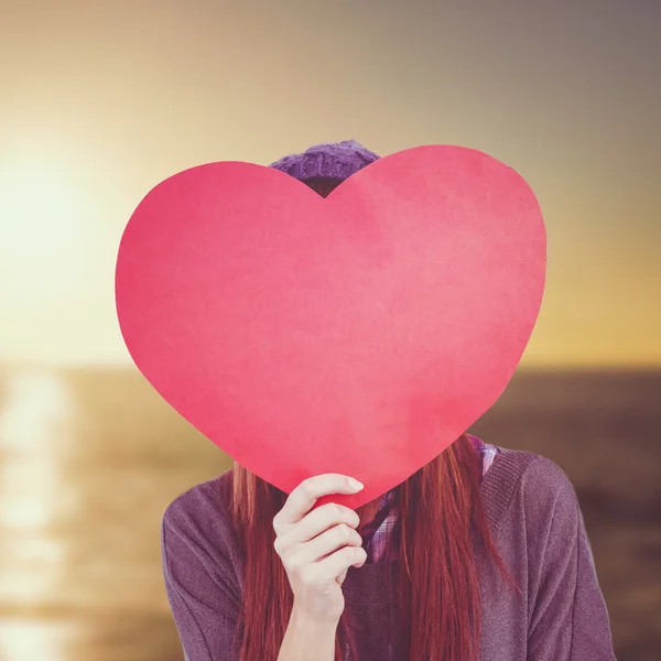 Mujer detrás de un corazón rojo —  Fotos de Stock