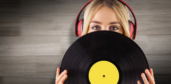 Hermosa mujer sosteniendo un vinilo — Foto de Stock