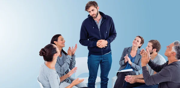 Grupp applåderar glad man står — Stockfoto