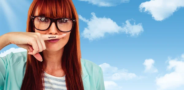 Hipster sonriente con bigote — Foto de Stock