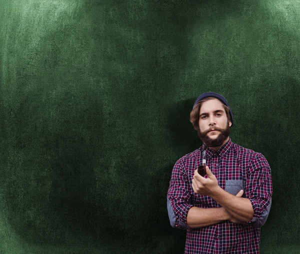 Hipster confiado sosteniendo pipa fumar — Foto de Stock