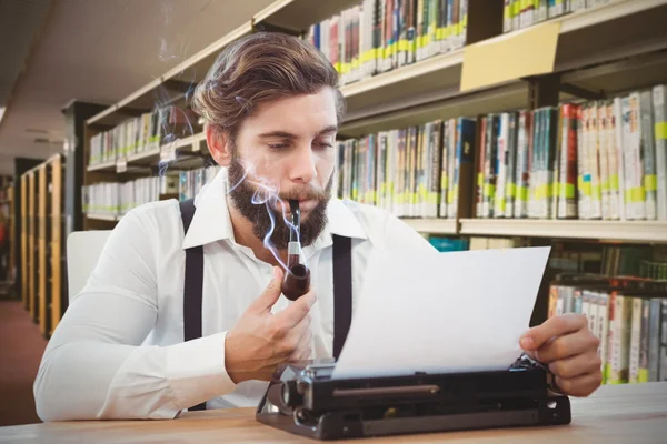 Hipster com cachimbo de fumar trabalhando — Fotografia de Stock