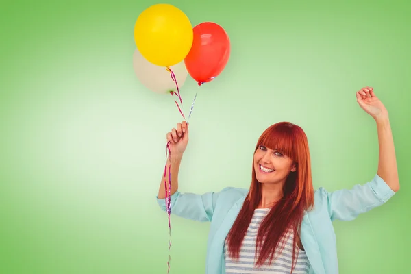 Hipster kvinna innehav ballonger — Stockfoto