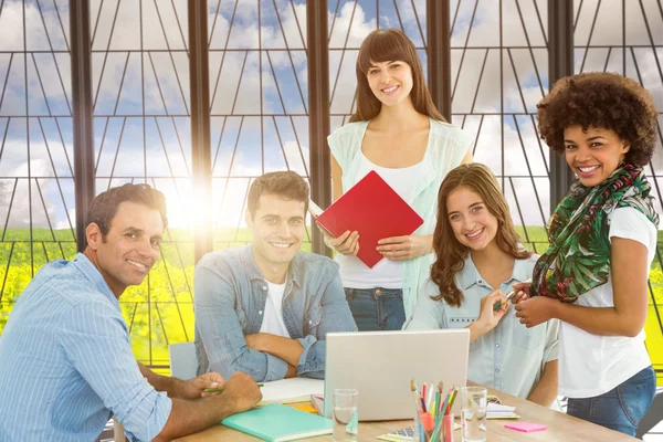 Collègues occasionnels dans une réunion — Photo