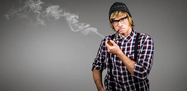 Blond hipster fumer un pipe — Photo