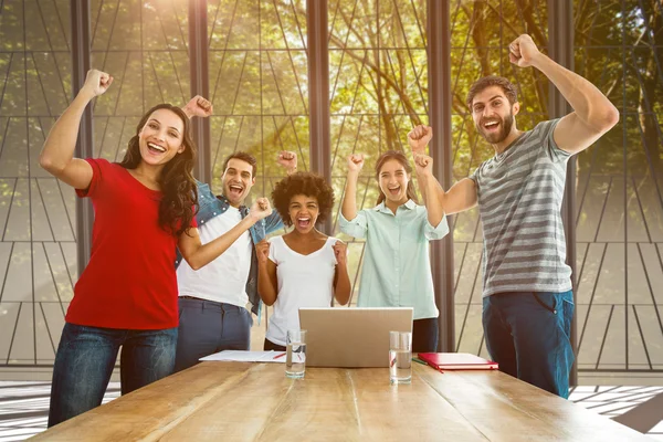 Geschäftsteam mit Fäusten in der Luft — Stockfoto