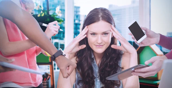 手で頭を持つ女性の合成画像 — ストック写真