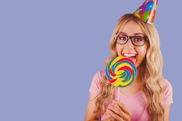 Hipster houden een gigantische lolly — Stockfoto