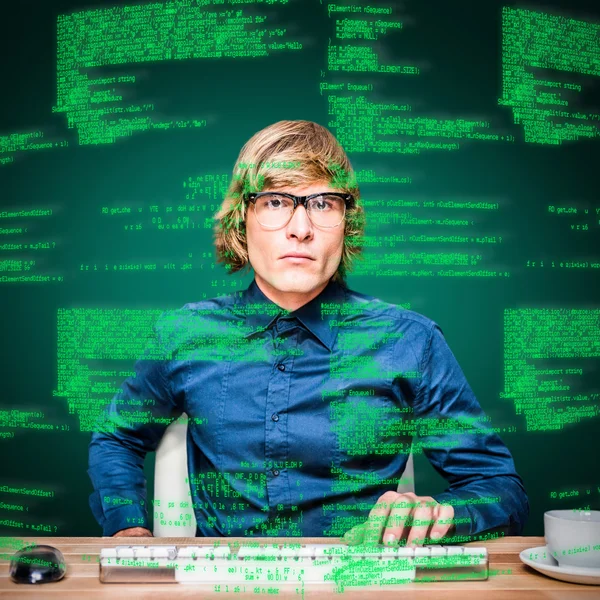 Biznesmen hipster koncentruje się przy użyciu komputera — Zdjęcie stockowe