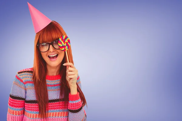 Hipster vrouw met lollipop en hoed partij — Stockfoto