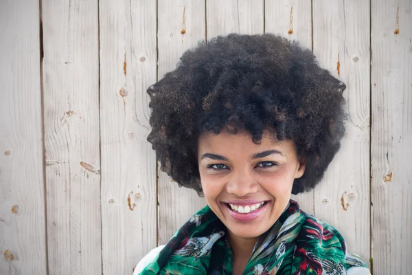 Morena sorrindo para a câmera — Fotografia de Stock