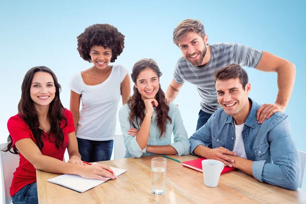 Kreativ verksamhet team tittar på kameran — Stockfoto