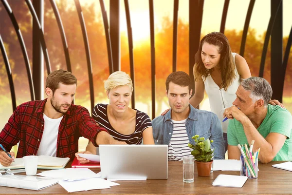 Imagen compuesta del trabajo en equipo utilizando el ordenador portátil juntos —  Fotos de Stock