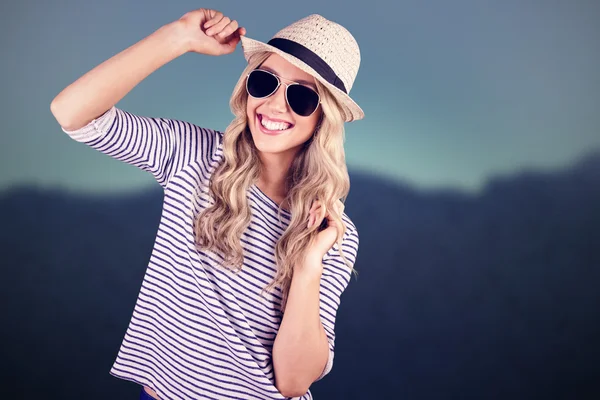 Hipster loira posando com chapéu de palha — Fotografia de Stock