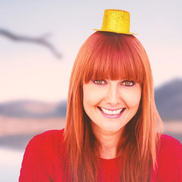 Donna hipster sorridente con cappello da festa — Foto Stock