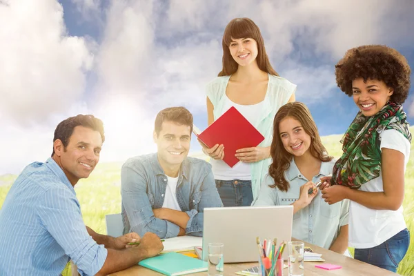 Lachende casual collega's in een vergadering — Stockfoto