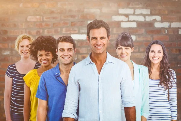 Equipo creativo contra la pared de ladrillo — Foto de Stock