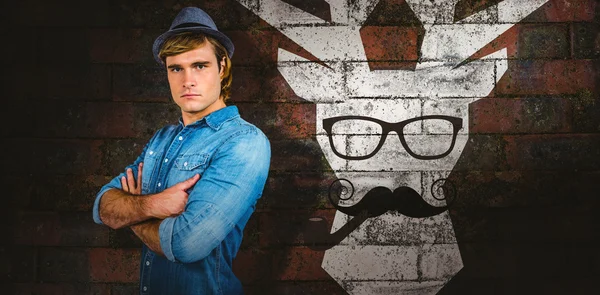 Schwerer Hipster verschränkt die Arme — Stockfoto