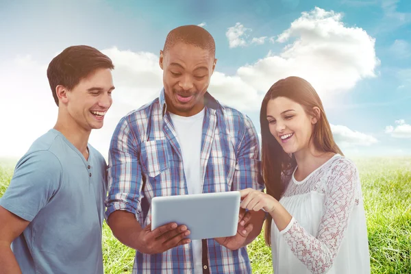 Equipe criativa olhando para tablet — Fotografia de Stock