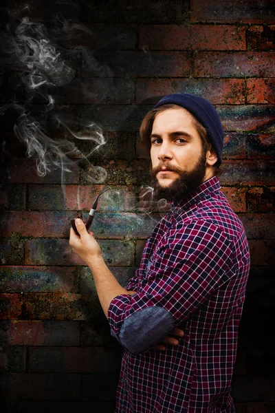 Hipster holding röka pipa — Stockfoto