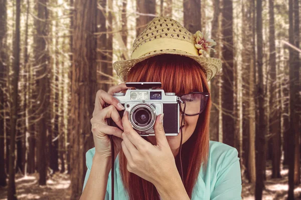 Mujer hipster sosteniendo cámara retro —  Fotos de Stock