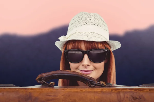 Mujer hipster detrás de una maleta — Foto de Stock