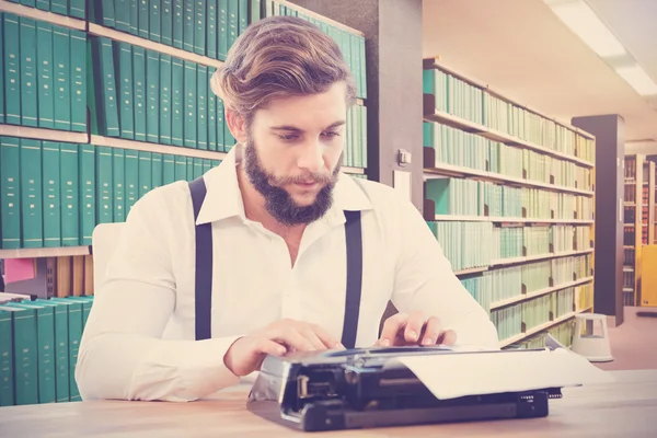 Hipster working on typewriter — Stock Photo, Image