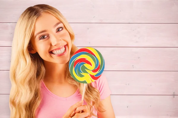 Vrouw met een gigantische lolly — Stockfoto