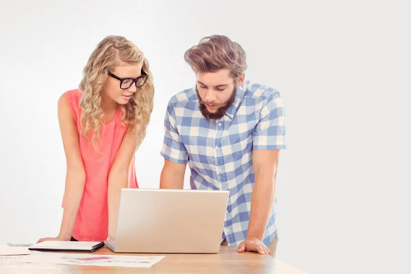 Uomo che utilizza il computer portatile mentre discute con la donna — Foto Stock