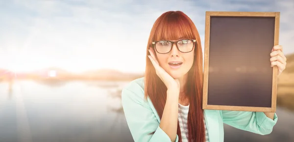 Hipster kvinna anläggning blackboard — Stockfoto