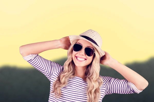 Blonde hipster poseren met stro hoed — Stockfoto