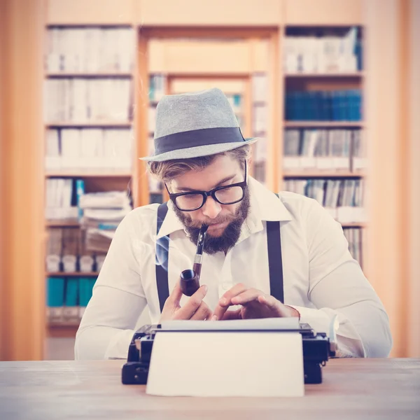 Hipster fumar pipa mientras se trabaja — Foto de Stock