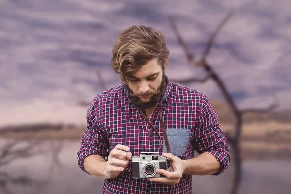 Hipster mit Kamera — Stockfoto