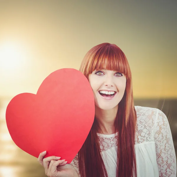 Donna con un grande cuore rosso — Foto Stock