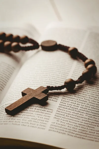 Offene Bibel Mit Kreuz Uber Weissem Hintergrund Literatur Glaube Stock Photo 11122398