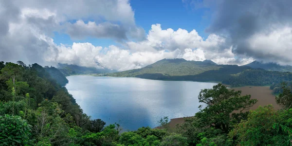 Panorama güzel dağ gölü Buyan Bali